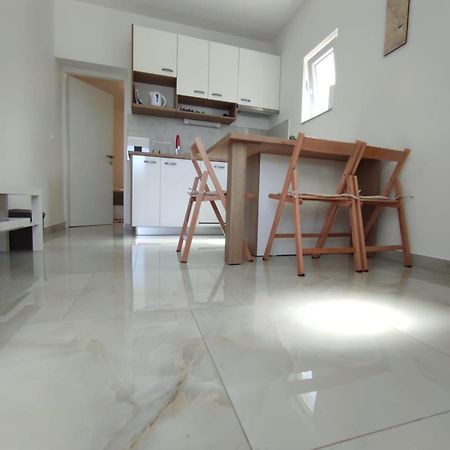 Apartment With Terrace And Garden Pirovac Buitenkant foto