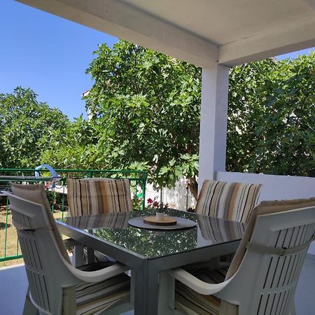 Apartment With Terrace And Garden Pirovac Buitenkant foto