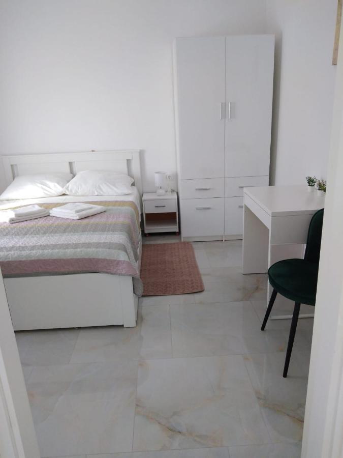 Apartment With Terrace And Garden Pirovac Buitenkant foto