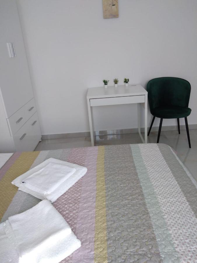 Apartment With Terrace And Garden Pirovac Buitenkant foto