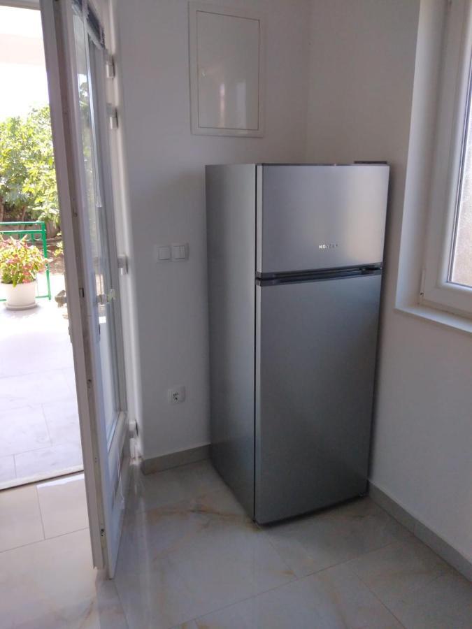 Apartment With Terrace And Garden Pirovac Buitenkant foto