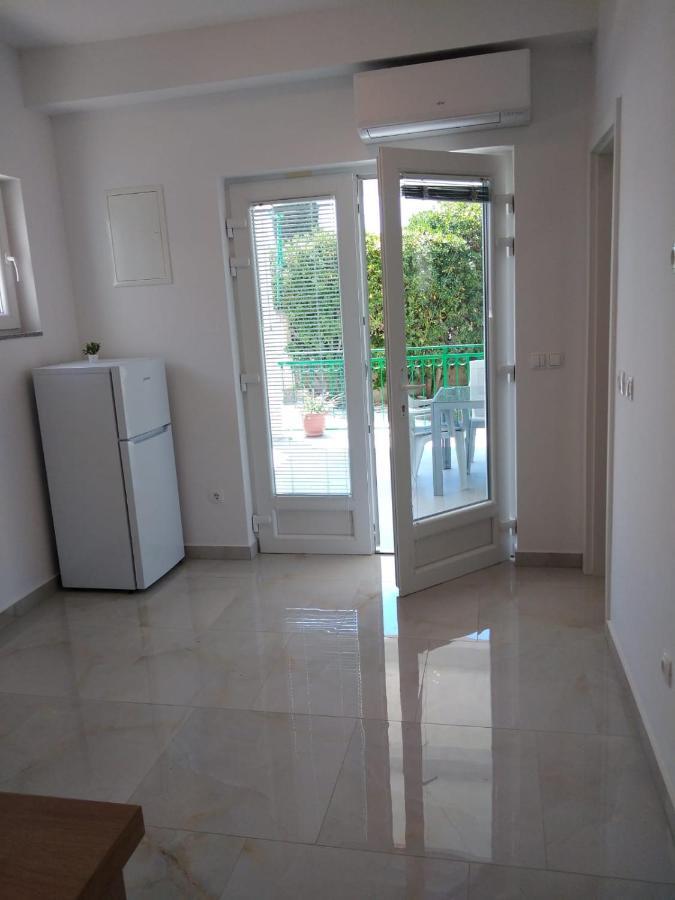 Apartment With Terrace And Garden Pirovac Buitenkant foto