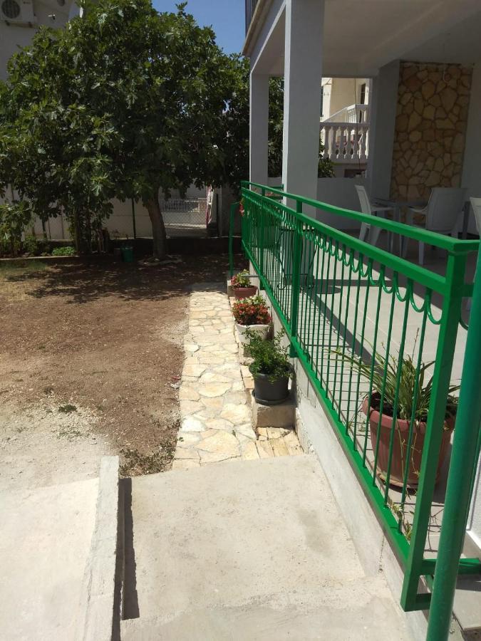 Apartment With Terrace And Garden Pirovac Buitenkant foto