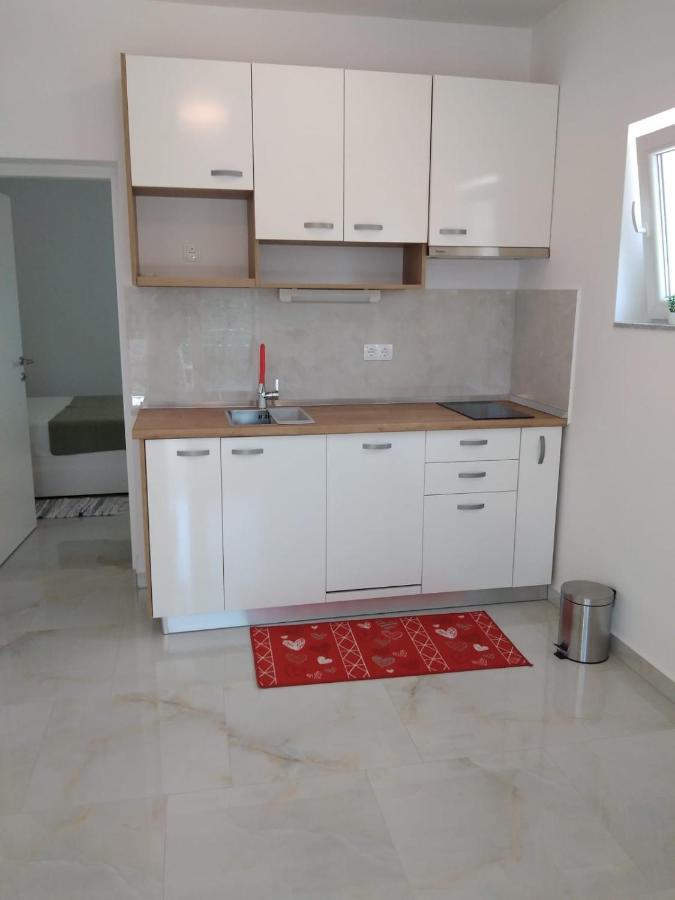 Apartment With Terrace And Garden Pirovac Buitenkant foto