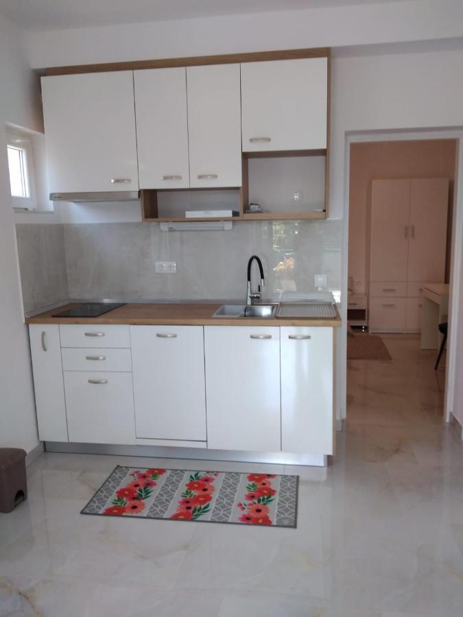Apartment With Terrace And Garden Pirovac Buitenkant foto