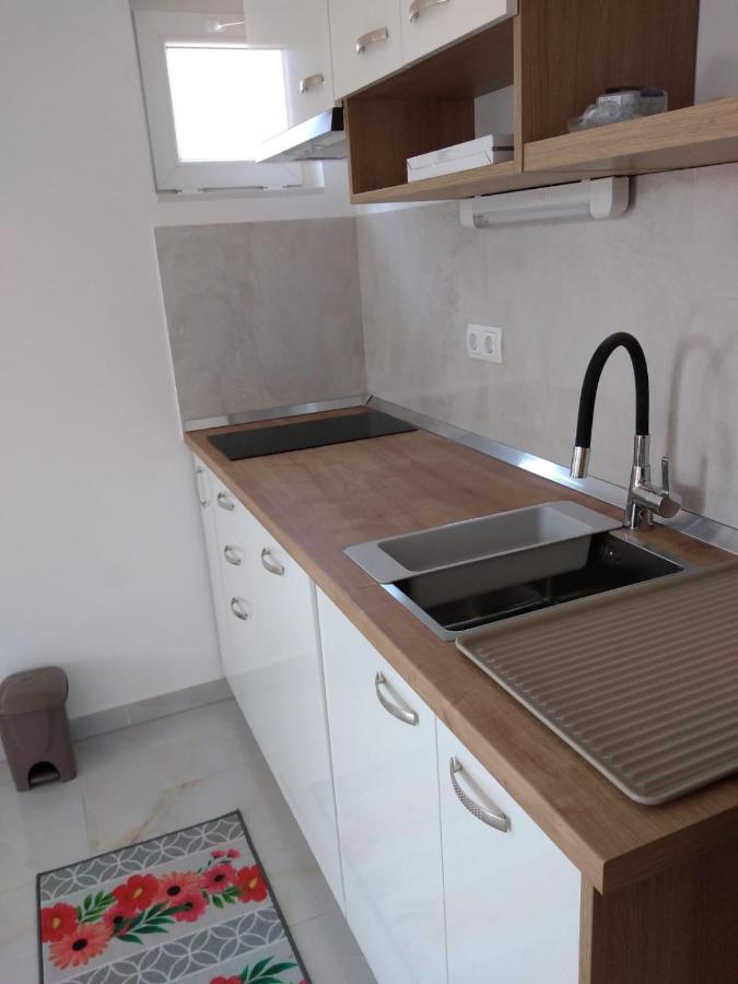 Apartment With Terrace And Garden Pirovac Buitenkant foto