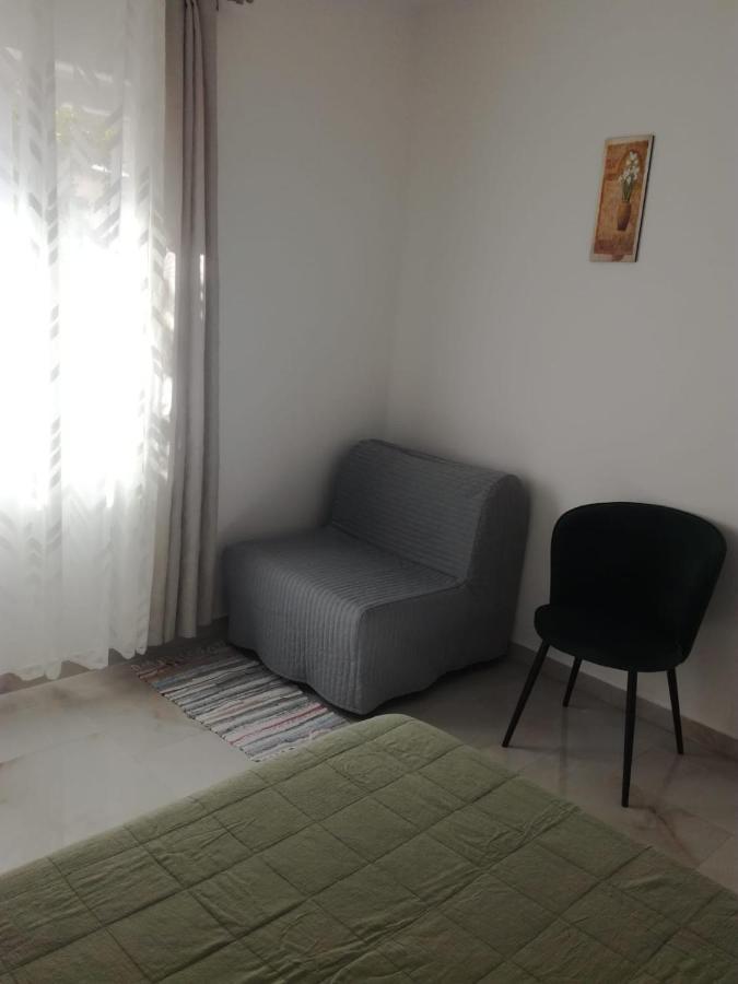 Apartment With Terrace And Garden Pirovac Buitenkant foto