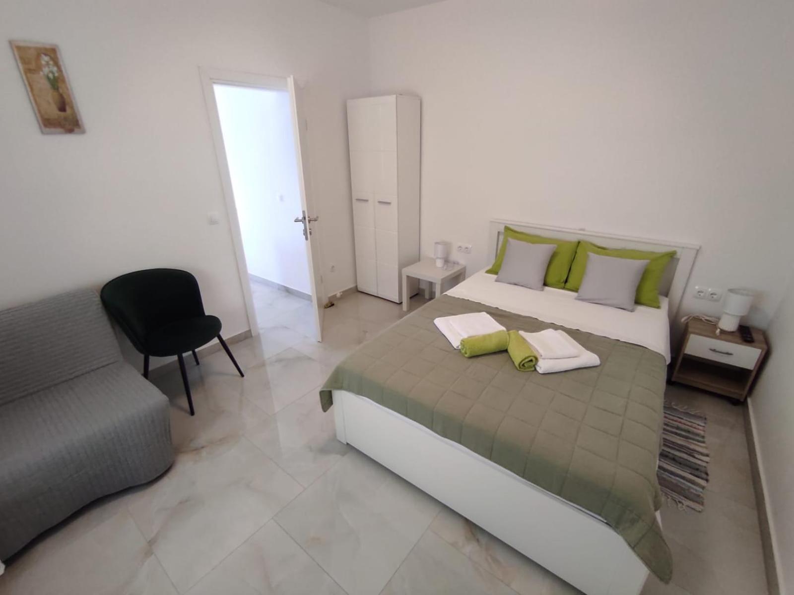 Apartment With Terrace And Garden Pirovac Buitenkant foto