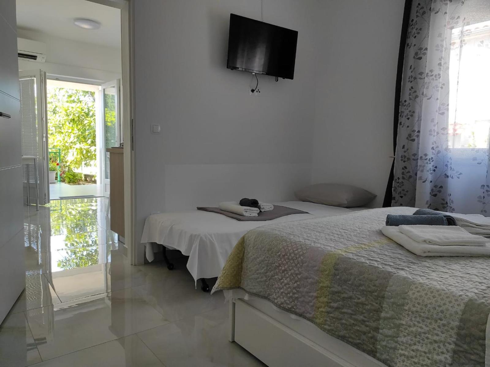 Apartment With Terrace And Garden Pirovac Buitenkant foto