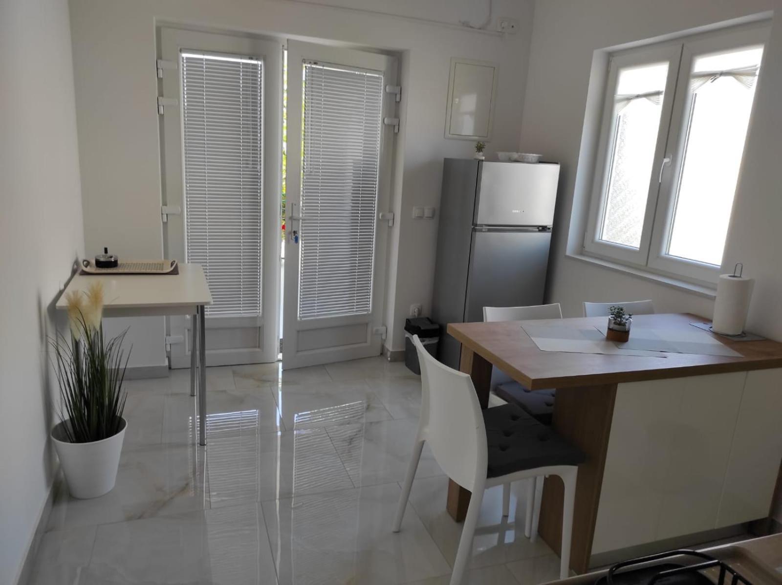 Apartment With Terrace And Garden Pirovac Buitenkant foto