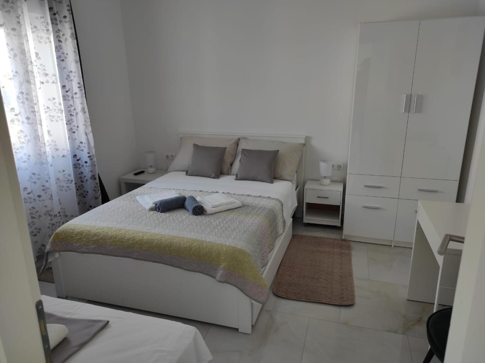Apartment With Terrace And Garden Pirovac Buitenkant foto