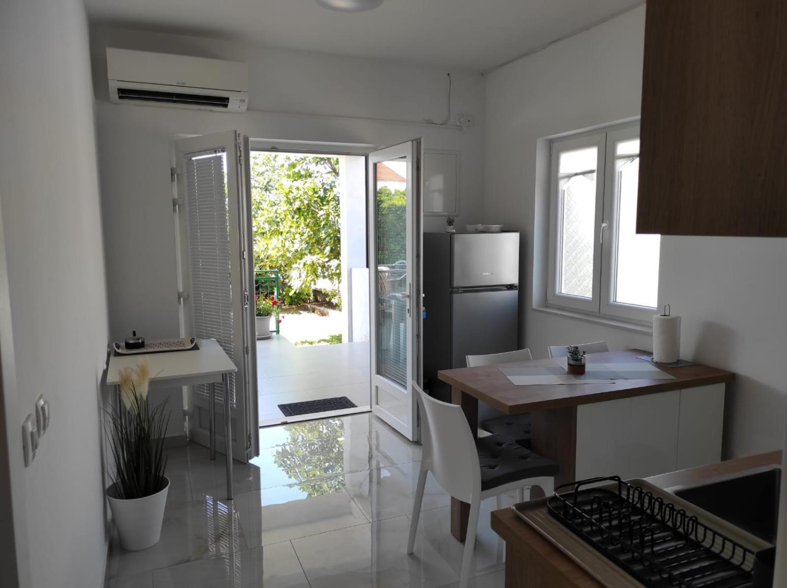 Apartment With Terrace And Garden Pirovac Buitenkant foto