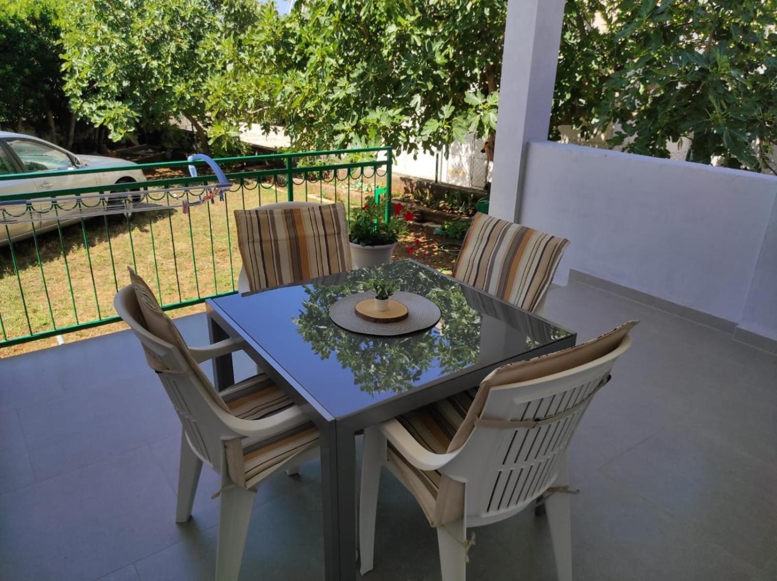 Apartment With Terrace And Garden Pirovac Buitenkant foto