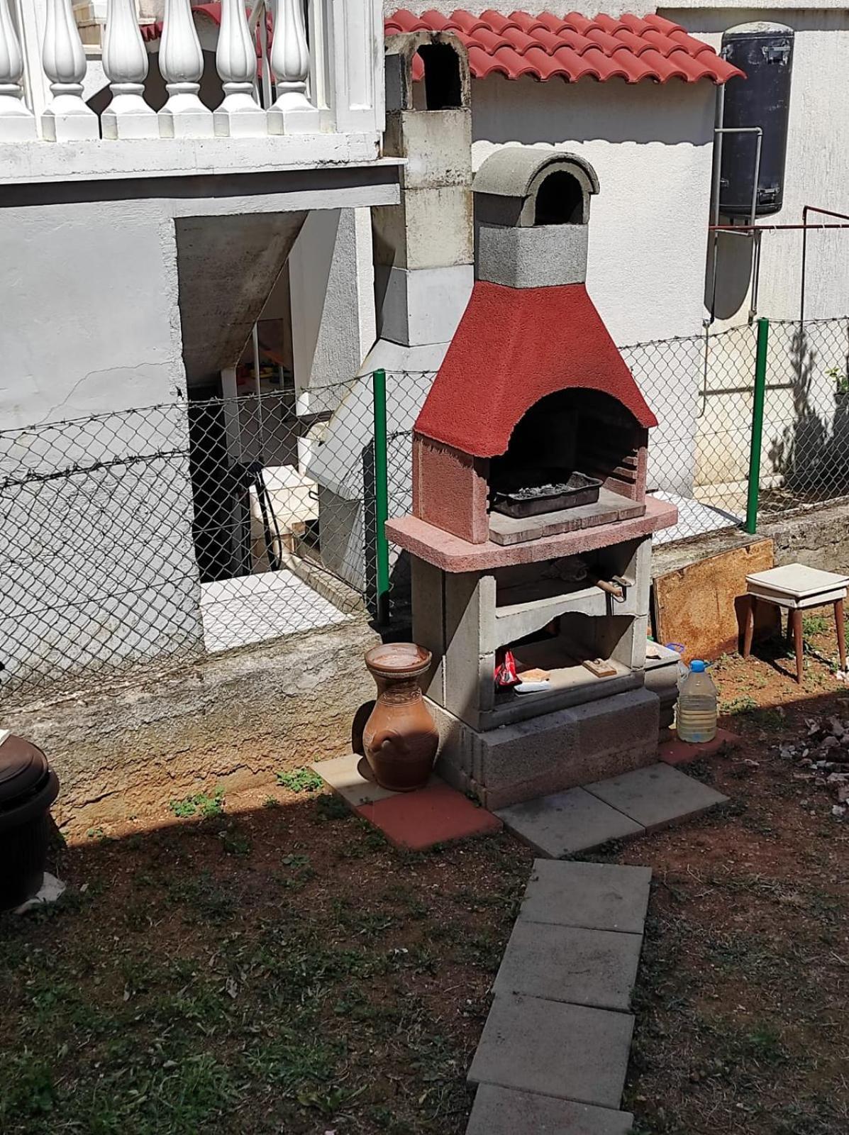 Apartment With Terrace And Garden Pirovac Buitenkant foto